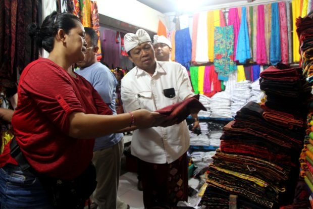 Blusukan ke Pasar Seni Semarapura, Pedagang Harapkan Koster-Ace Membawa Perubahan