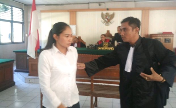 Divonis 6 Tahun, Wanita Ini Menangis dan Nyatakan Pikir-pikir