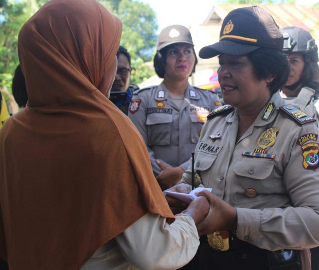 Kobarkan Perjuangan Kartini, Polwan Polres Flotim Salurkan Cinta