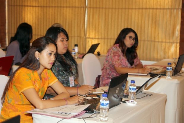 Pasarkan Industri Rumah Tangga di Dunia Maya-Ibu-Ibu Dilatih Menggunakan Internet