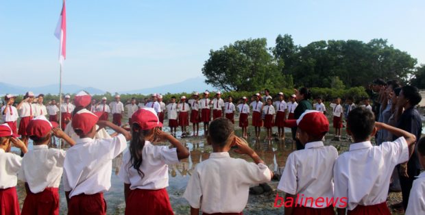 Rayakan Hardiknas di Pantai Riangsunge, SD Inpres Ritaebang dan LLC Tanam Mangrove