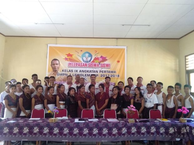 SMP Lewolema Lulus 100 Persen, Berpakaian Adat Siswa Terima Amplop