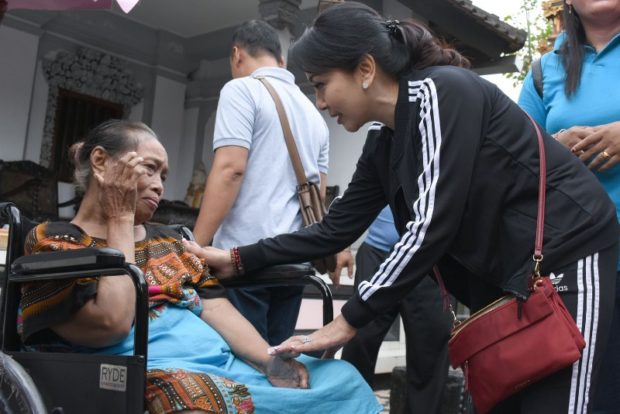Ny. Selly Mantra Beri Motivasi, Lansia dan Disabilitas Terima Bantuan