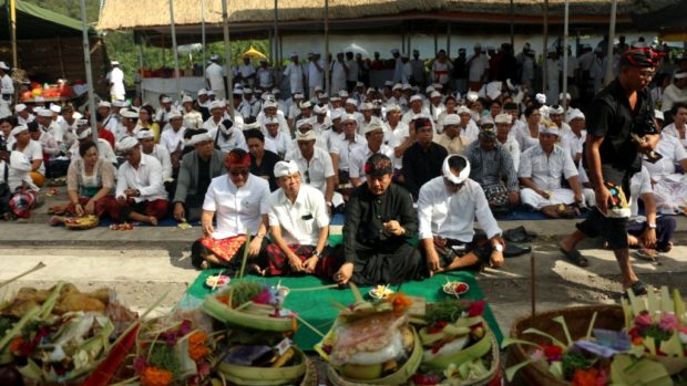 Pasemetonan MGPSSR Bersama Koster – Ace Sembahyang di Pura Penataran Agung Pesinggahan