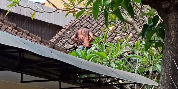 Jebol Plafon Kamar Mandi, Lima Tahana Polsek Denbar Kabur
