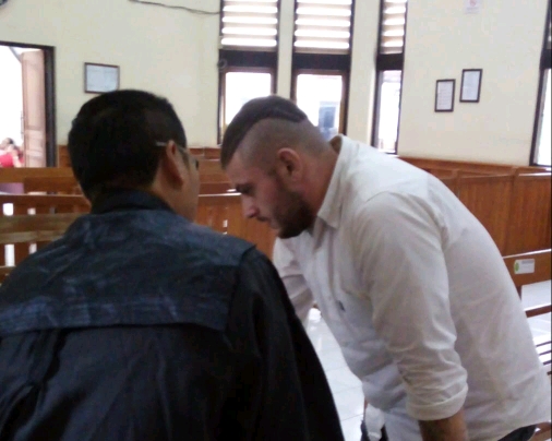 Ketangkap Basah Beli Ekstasi, Bule Italia Divonis 16 Bulan Penjara