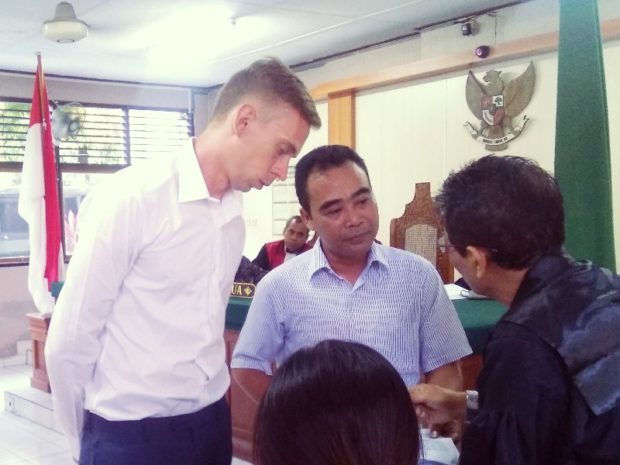 Bawa Narkotika dari Malaysia, Bule Rusia Dituntut 20 Bulan Penjara