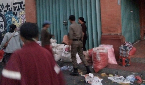Satpol PP Denpasar Rutin Tertibkan Pedagang Pinggir Jalan