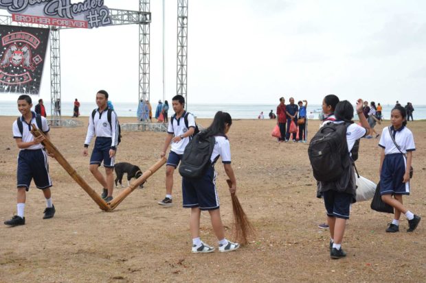 Sambut Hut RI ke-73; Ribuan Siswa Laksanakan Bersih-Bersih Pantai