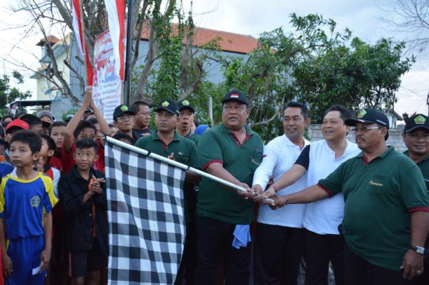 Ajak Masyarakat Selalu Jaga Kebersihan, Rai Mantra Lepas Jalan Santai Desa Pemogan
