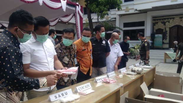 Selain Narkoba, Kejari Juga Musnahkan Satu Kardus HP Jadul dan Mesin Judi Dingdong