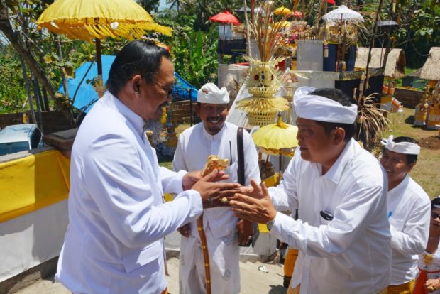 Walikota Rai Mantra Hadiri Puncak Karya Padudusan Agung Menawa Ratna di Pura Puncak Manik