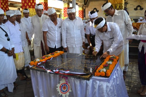 Walikota Rai Mantra Hadiri Upacara Tawur Balik Sumpah Utama Desa Pakraman Serangan
