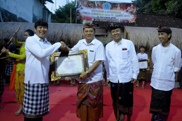 Rai Mantra Serahkan Penghargaan Kepada 30 Duta Kesenian Kota Denpasar