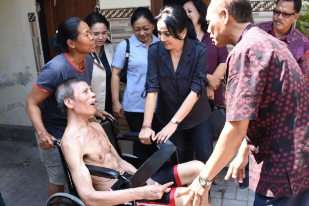 KKKS Denpasar Rangkul TKSK dan CSR-Kunjungi Lansia, Serahkan Bantuan Kursi Roda dan Tongkat