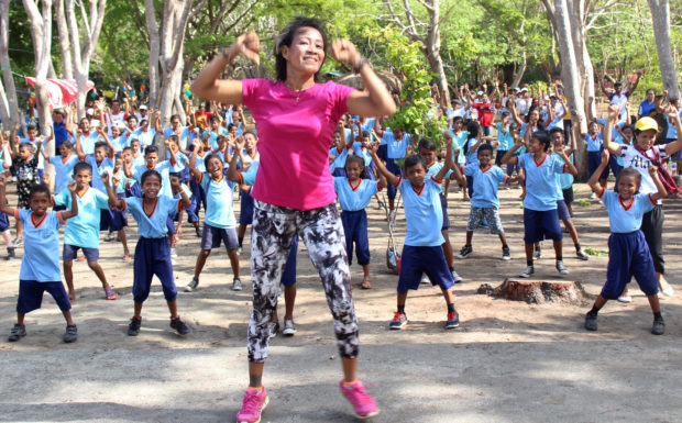 Lenny Yoga, Bugarkan Peserta Gerak Jalan Santai di Obyek Wisata Pantai Riangsunge