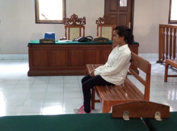 Wanita yang Diduga Membunuh Bayi Kembarnya Diadili