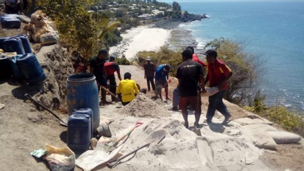 Kondisi Ruas Jalan Baliroba Watanhura Rusak Parah, Warga Lakukan Perbaikan Secara Swadaya