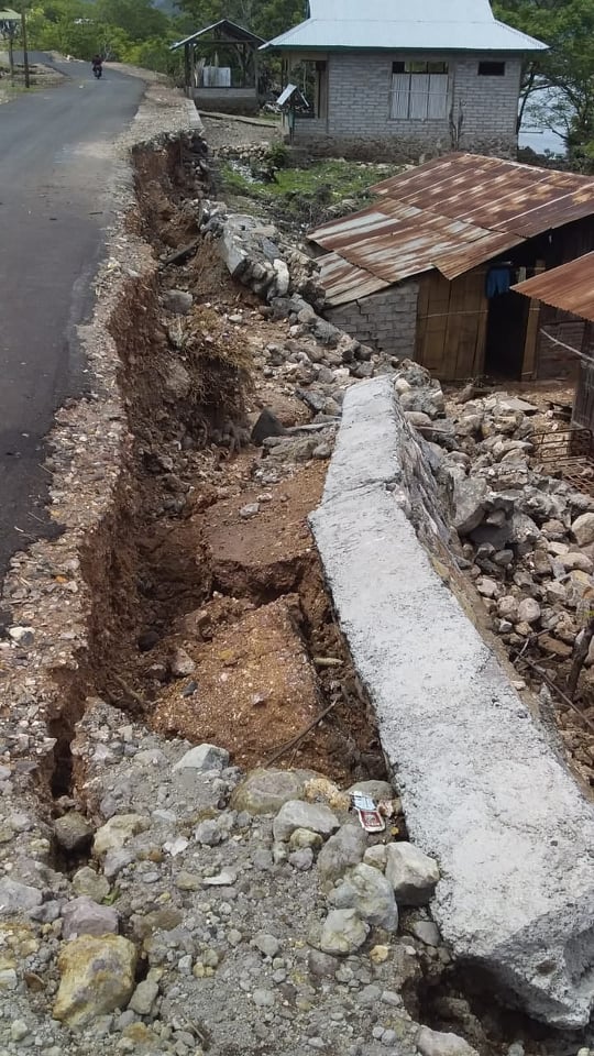 Tanggul Penahan Bahu Jalan di Desa Labelen Jebol,Anggota Koramil dan Polsek Solor Bantu Warga