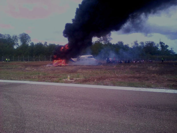 Ban Melenceng dari Runway Bandara Gewayan Tanah, Sayap Pesawat Patah dan Terbakar