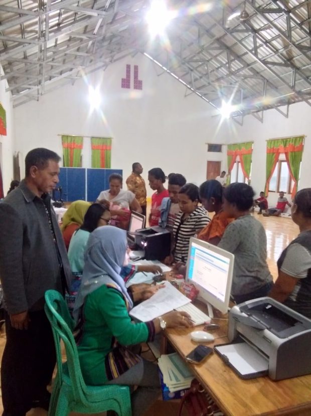 Dispenduk Capil Flotim Lakukan Layanan Jemput Bola