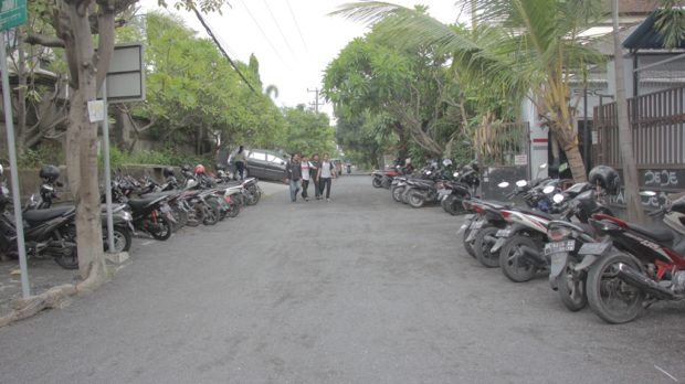 STIKOM Bali Aspal Sendiri Jalan di Belakang Kampus