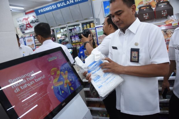 Resmi Terapkan Perwali 36 Tahun 2018, Gelar Sidak, Beberapa Toko Madern dan Super Market Masih Gunakan Kantong Plastik