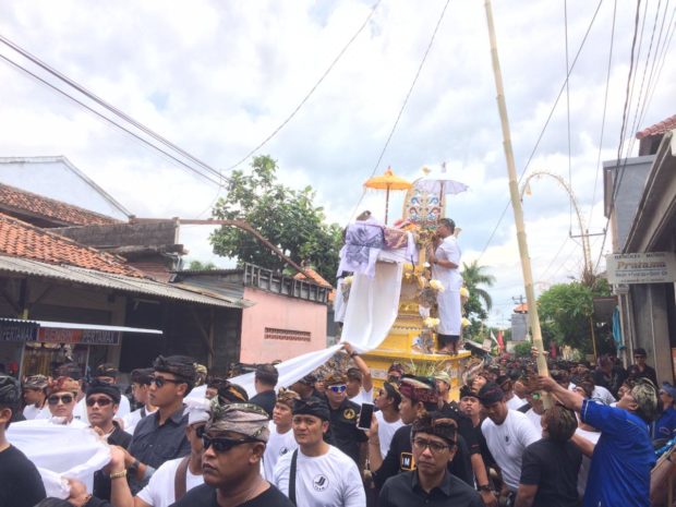 Ratusan Warga dan Keluarga Besar Iringi Upacara Pengabenan Jro Jangol