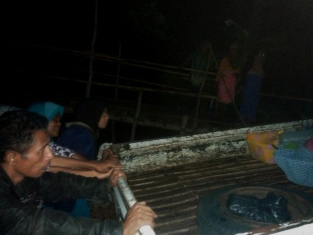 Demi Selamatkan Pasien Partus, Bidan Watohari dan Ketua BPD Dorong Pick Up