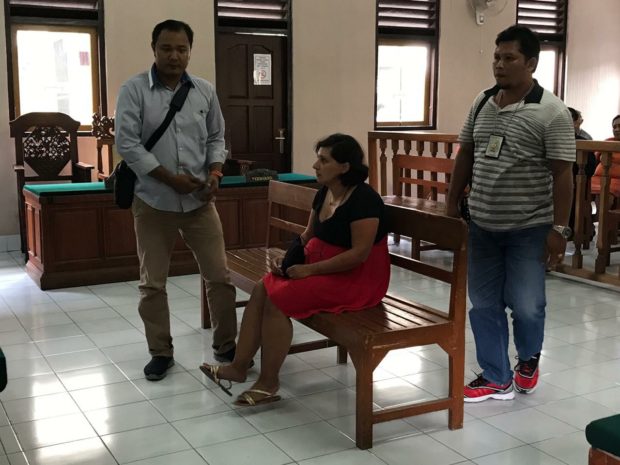 Dijemput Paksa, Bule Inggris Penampar Petugas Imigrasi Divonis 6 Bulan Penjara