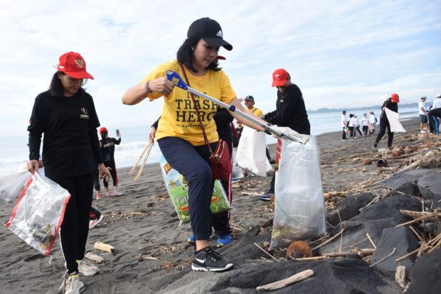 Ketua TP PKK, Ny. Selly Pungut Sampah Plastik di Pantai Biaung