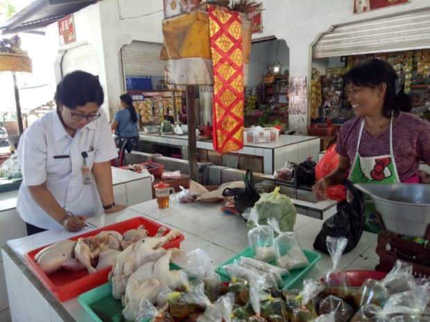 Pastikan Kesehatan Daging, Distan Denpasar Periksa Daging Dengan Metode Organoleptik di Pasar Rakyat
