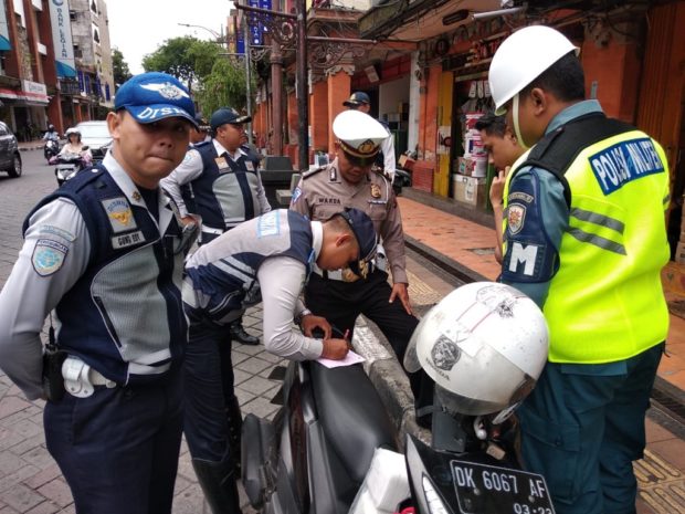 Timbulkan Kemacetan, Dishub Denpasar Tertibkan 16 Pelanggar Parkir di Ruas Jalan Gajah Mada