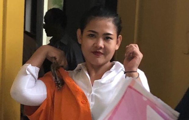 Terancam Seumur Hidup Dipenjara, Cewek Ini Santai di Ruang Sidang