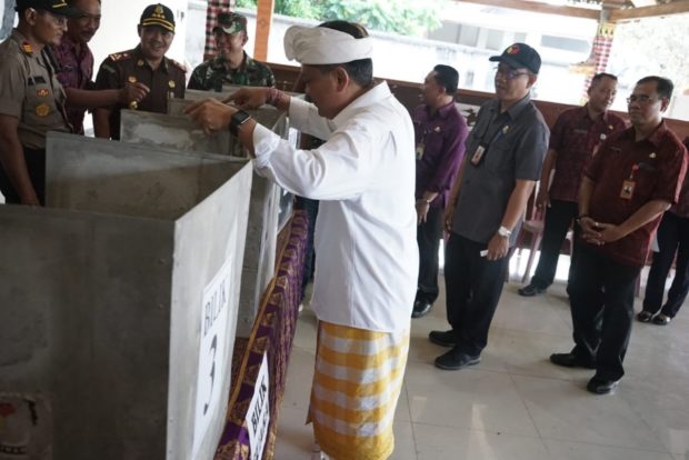 Tinjau Kesiapan TPS, Rai Mantra Ajak Seluruh Masyarakat Gunakan Hak Pilih