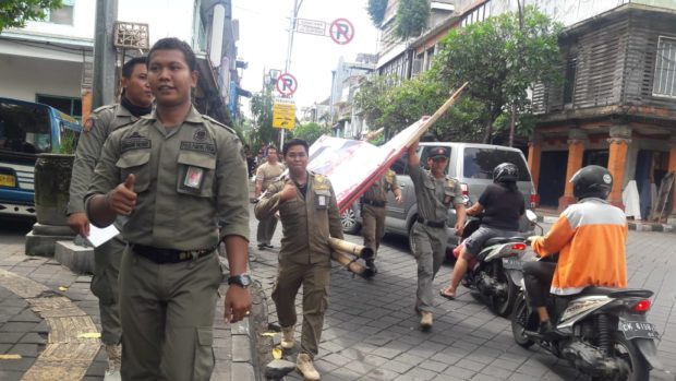 Masuki Masa Tenang, Sat Pol PP Denpasar Tertibkan APK