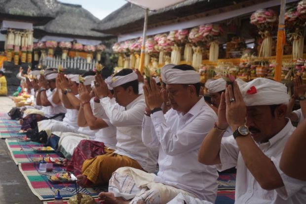 Pemkot Denpasar Ngaturang Bhakti Penganyar di Pura Agung Gunung Raung