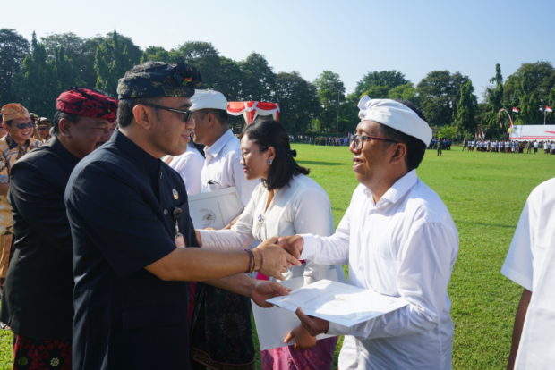 Jaya Negara Serahkan 238 SK. CPNS di Pemkot Denpasar