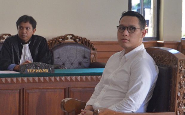 Pilot yang Ngaku Kleptomania Pencuri Jam Tangan Dituntut 5 Bulan Penjara
