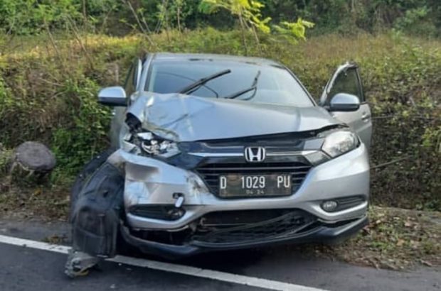 Tabarak Truk di Jalan Raya Denpasar-Gilimanuk, Honda HRV Ringsek