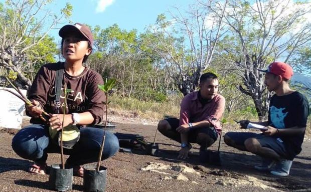 Warga Menanga Tanam Mangrove,Danramil dan Kapolsek Solor Beri Apresiasi