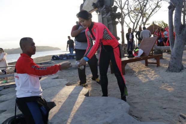 Kapolda dan Jajaran Bersihkan Sampah Plastik di Pulau Menjangan