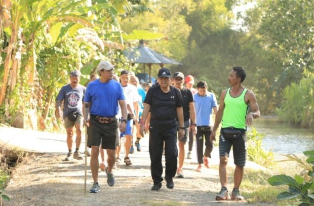 Rai Mantra Ikuti Hash Sejauh 3 KM, Susuri Pematang Sawah Hingga bebatuan Terjal di Kerambitan