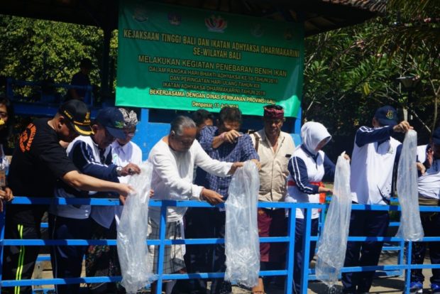 Sambut HBA ke-59, Kejaksaan Gelar Penanaman Pohon dan Penebaran Benih Ikan di Tukad Bindu