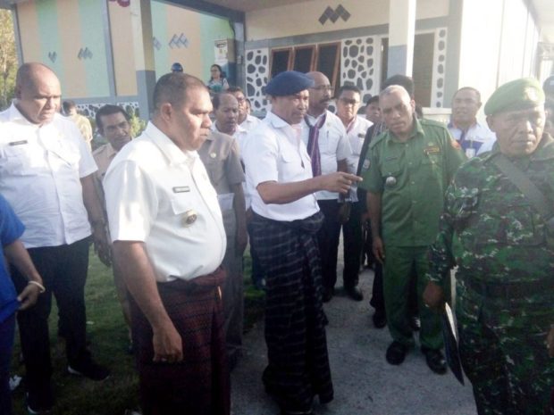 Gubernur Viktor Laiskodat Janji Selesaikan Hotmix Jalan di Pulau Solor