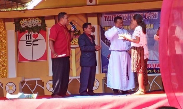 Wabup Agus Boli Hadiri Tahbisan Imam Baru Pater Tarsis Kewa Ama di Wureh