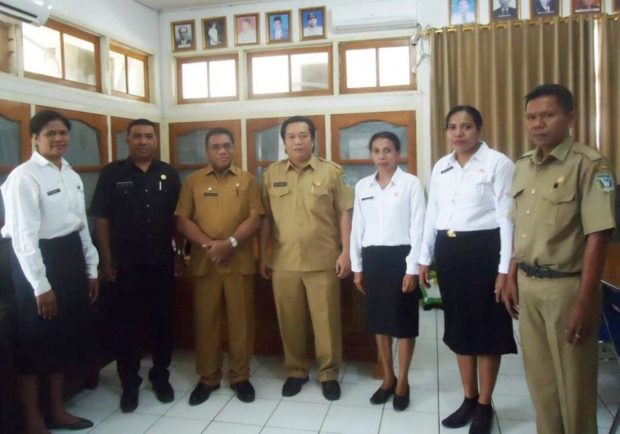 Sekda Paulus Igo Serahkan SK CPNS Kepada Bidan PTT