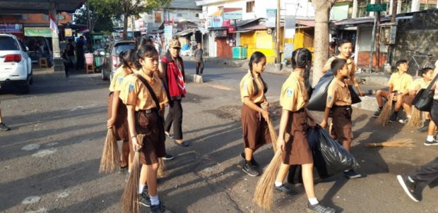 Peringati HUT Pramuka dan Kemerdekaan RI, Kwarcab Kota Denpasar Gelar Aksi Bersihkan Sampah Plastik