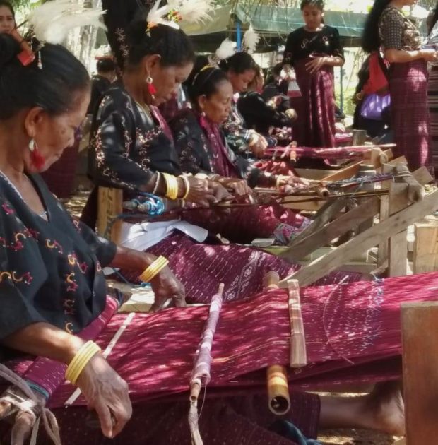 Berhamburan Busana Tenun Khas Flotim, Siapakah Penenunnya?
