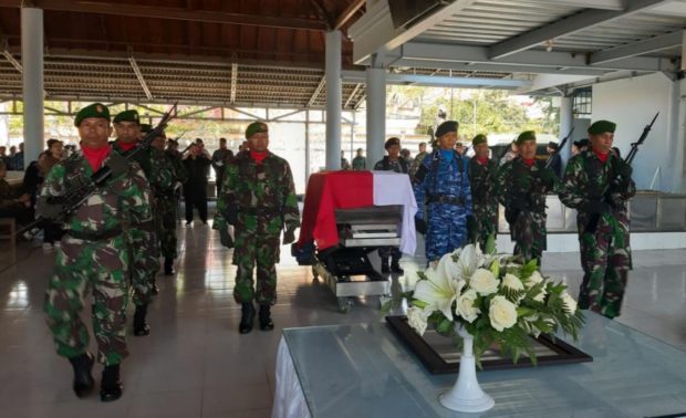 Sebelum Dikremasi, Jenazah HS Dillon Diupacarai Secara Militer
